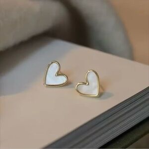 NWT Dainty Heart Shaped Gold & White Stud Earrings – Minimalist & Chic